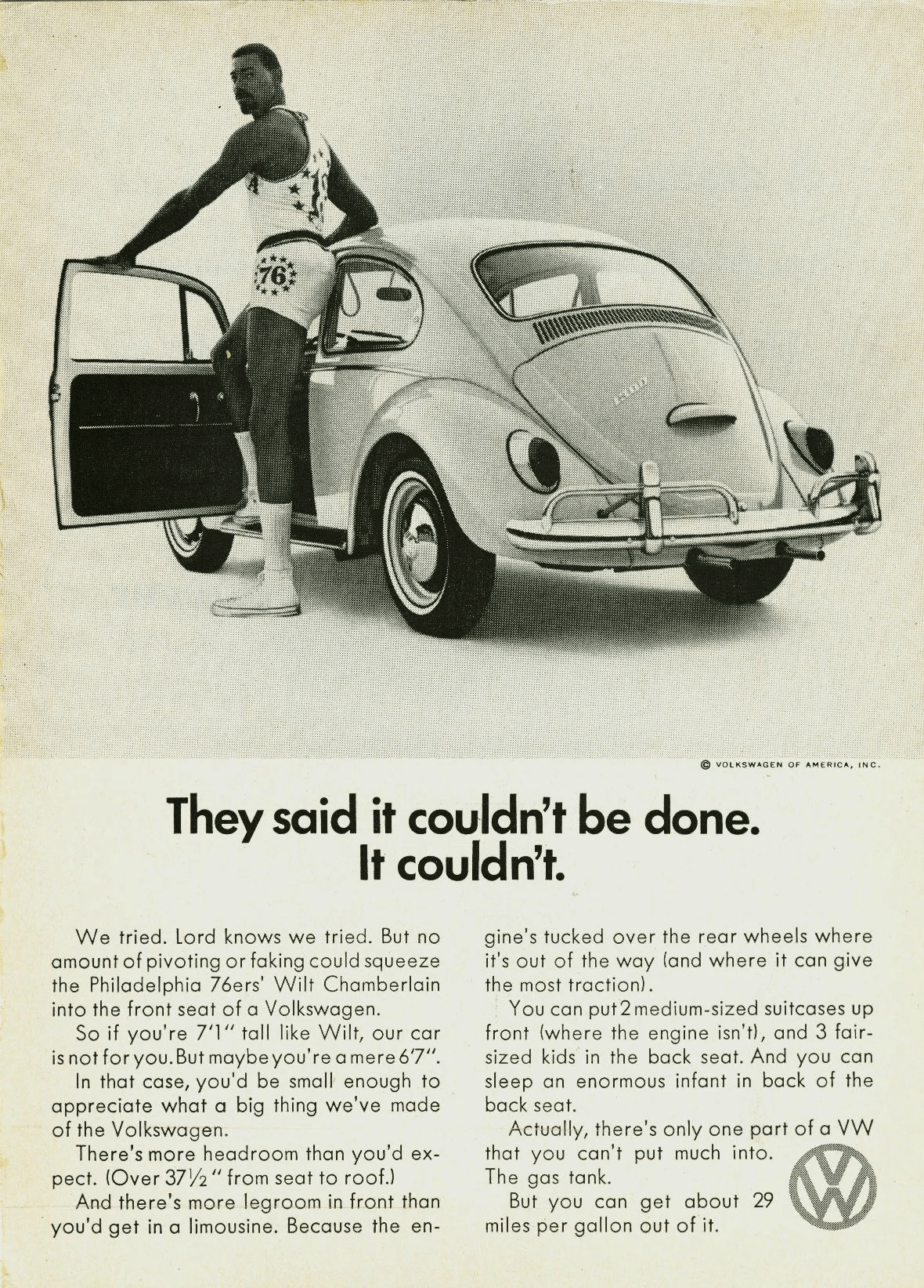 Campagna di Volkswagen con Wilt Chamberlain che cerca di entrare in una macchina troppo piccola per la sua statura - smarTalks